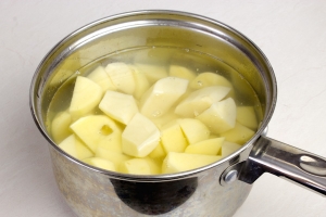 Картофель очистить, крупно нарезать, залить водой и посолить. Варить до готовности 25-35 минут.